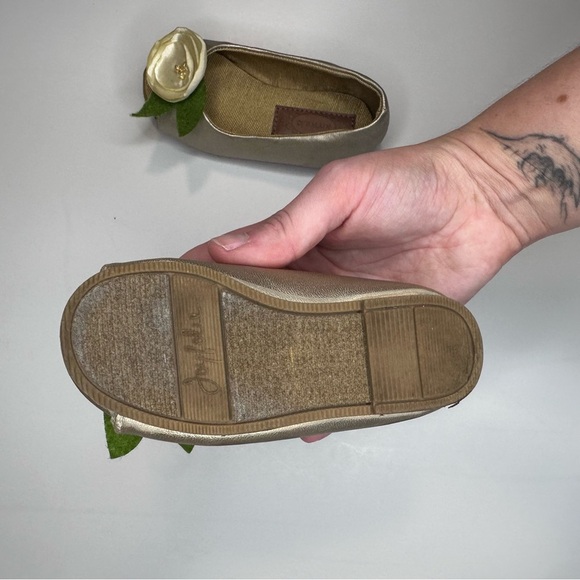 Joyfolie Toddler Girls Gold Flower Ballet Flats Size 5 - Picture 2 of 6